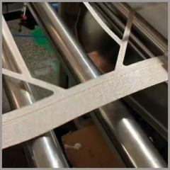 Línea de máquinas para fabricar filtros de aire HVAC: filtros de aire plisados con marco de cartón.